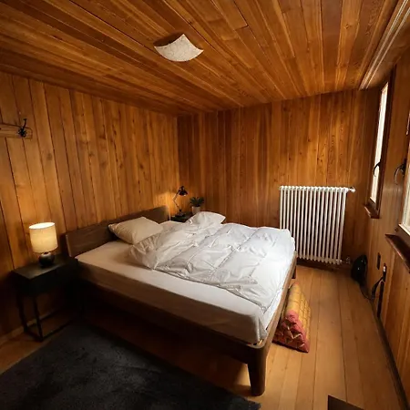 Casa vacanze Private 3-story In Val Calanca, Rossa