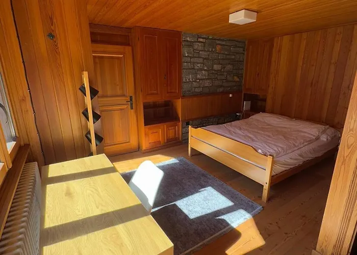 Private 3-story In Val Calanca, Casa de Férias Rossa